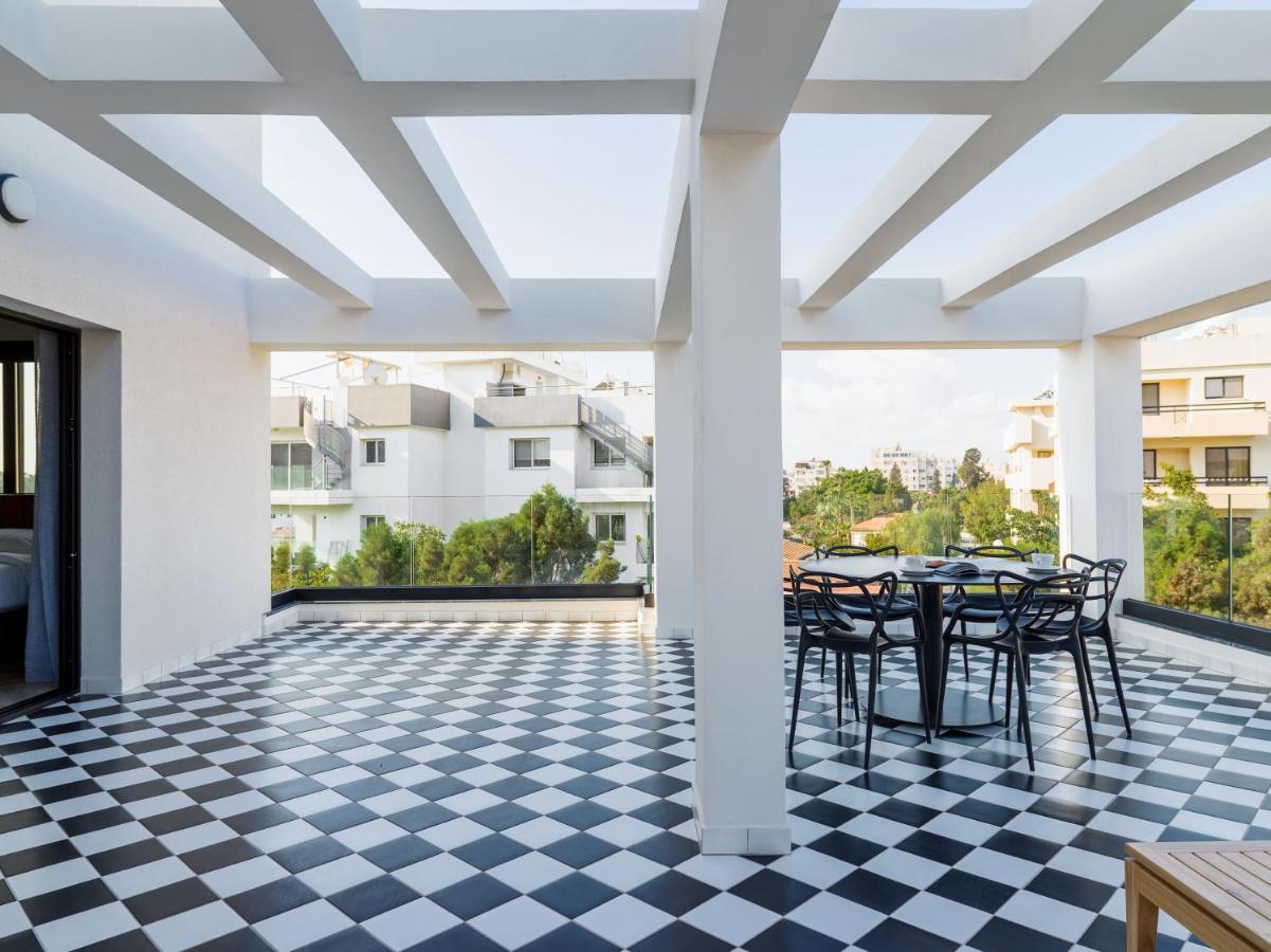 Liv The City Suites Adults Only Larnaca Esterno foto