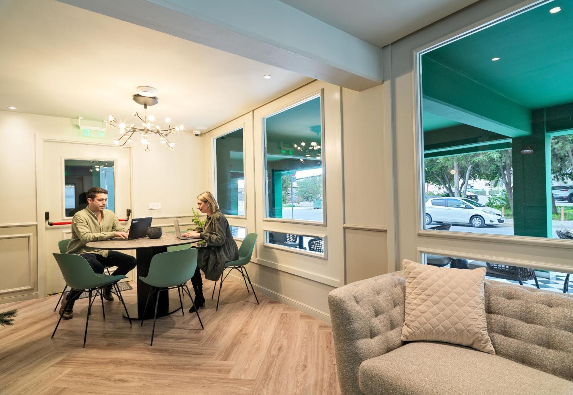 Liv The City Suites Adults Only Larnaca Esterno foto