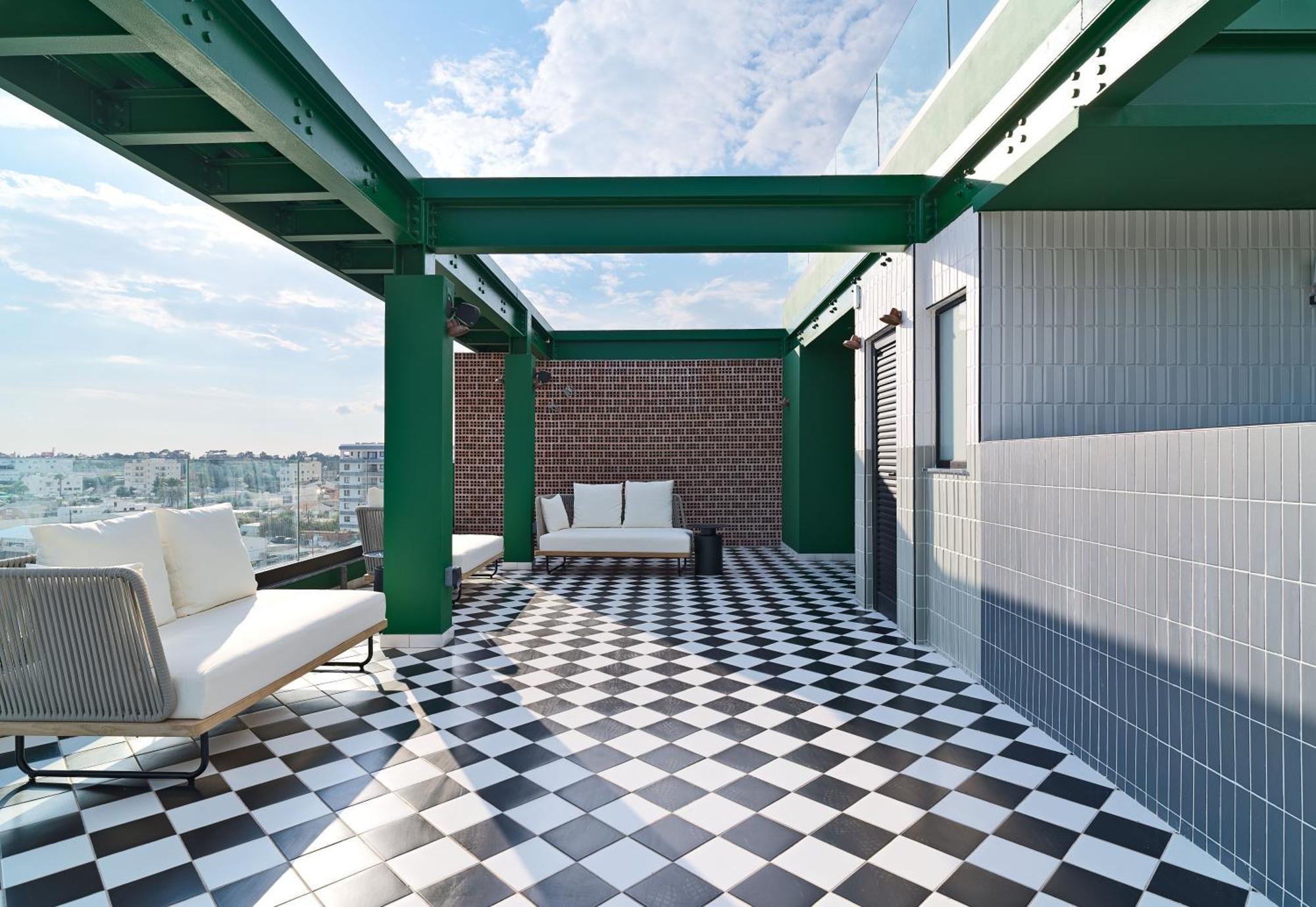 Liv The City Suites Adults Only Larnaca Esterno foto