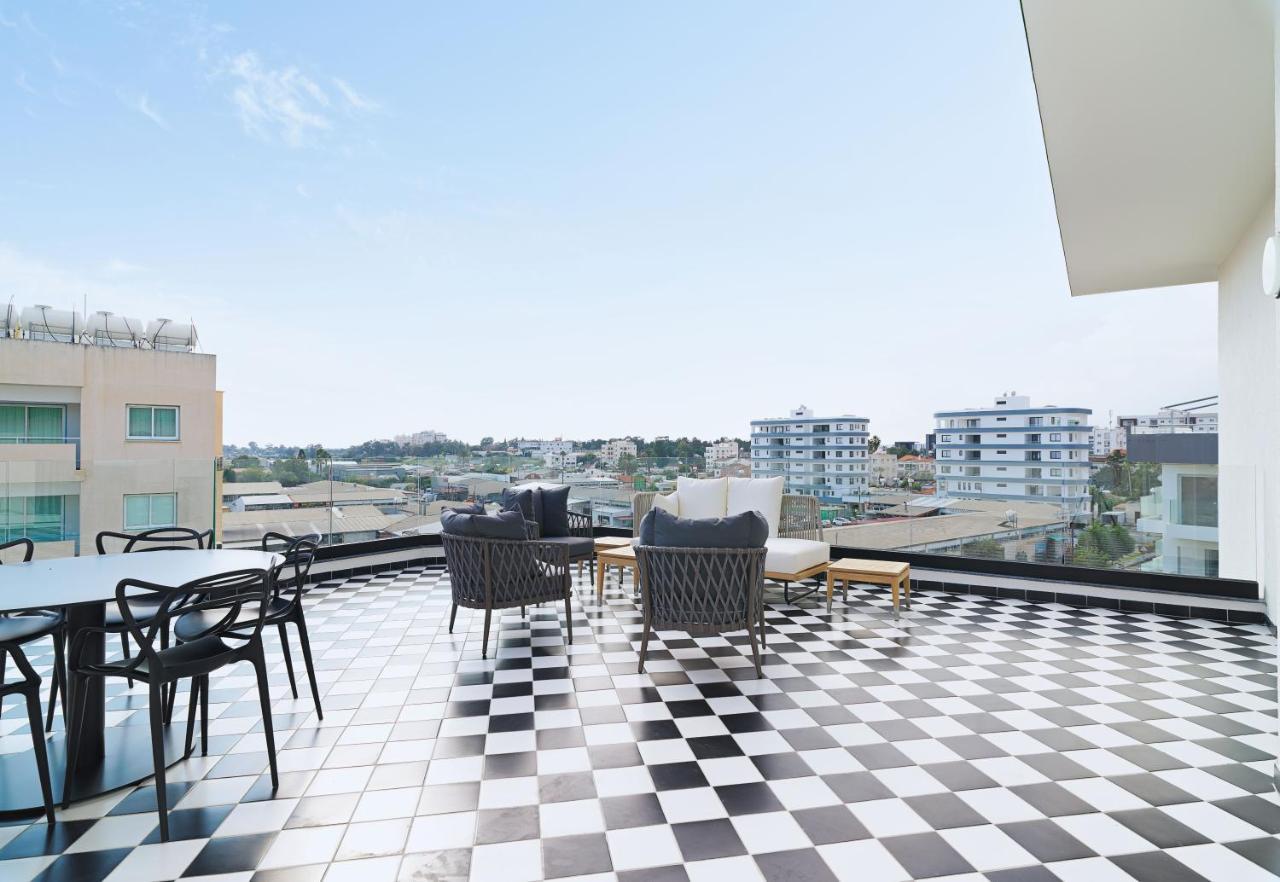 Liv The City Suites Adults Only Larnaca Esterno foto