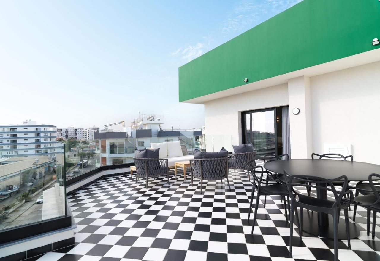 Liv The City Suites Adults Only Larnaca Esterno foto