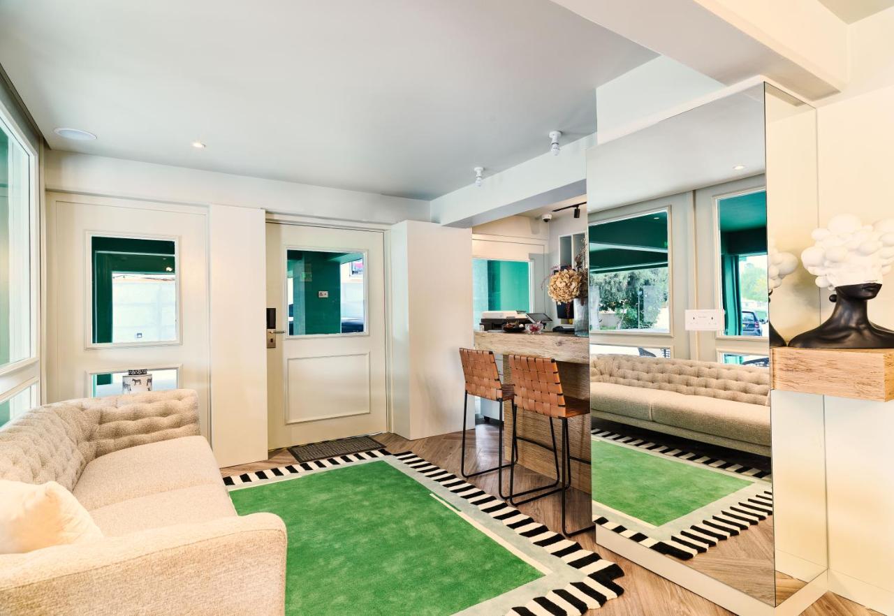 Liv The City Suites Adults Only Larnaca Esterno foto