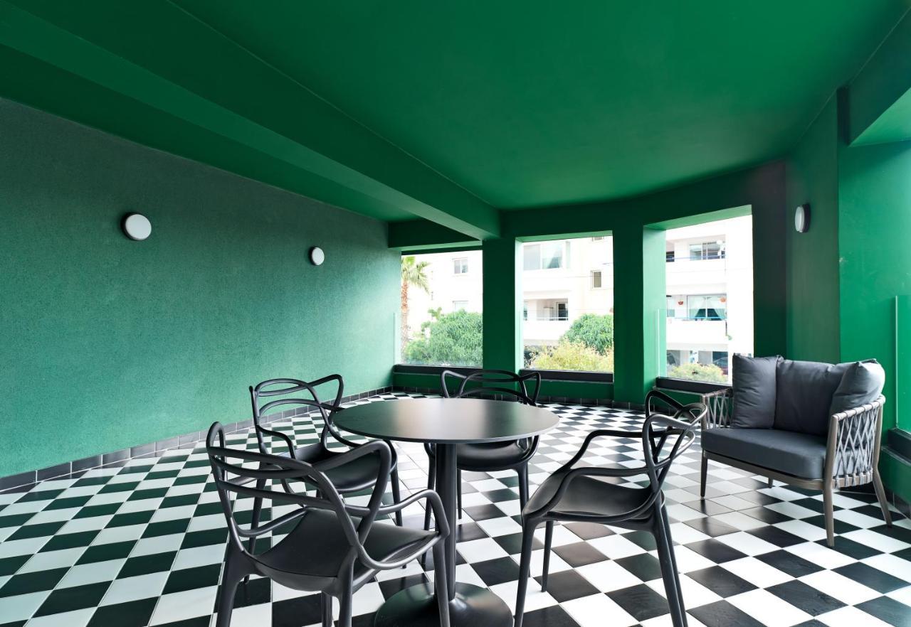 Liv The City Suites Adults Only Larnaca Esterno foto