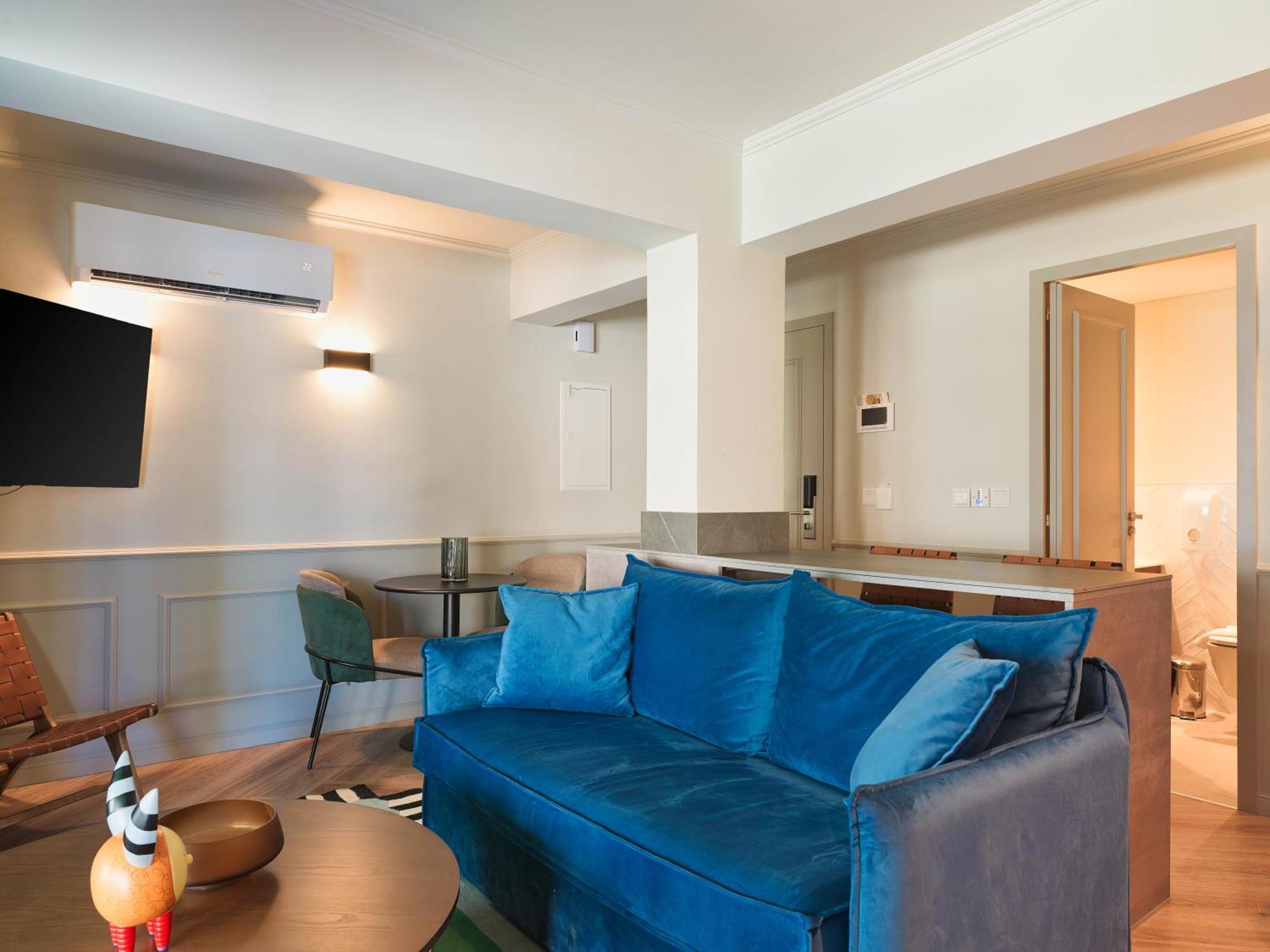 Liv The City Suites Adults Only Larnaca Esterno foto