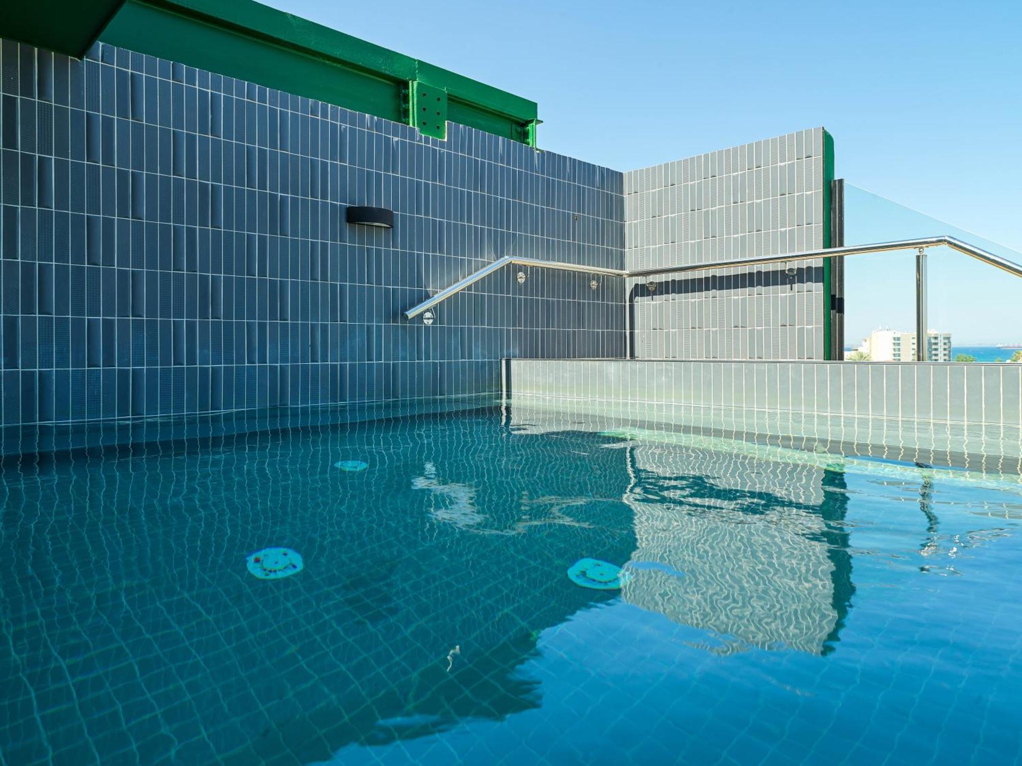 Liv The City Suites Adults Only Larnaca Esterno foto
